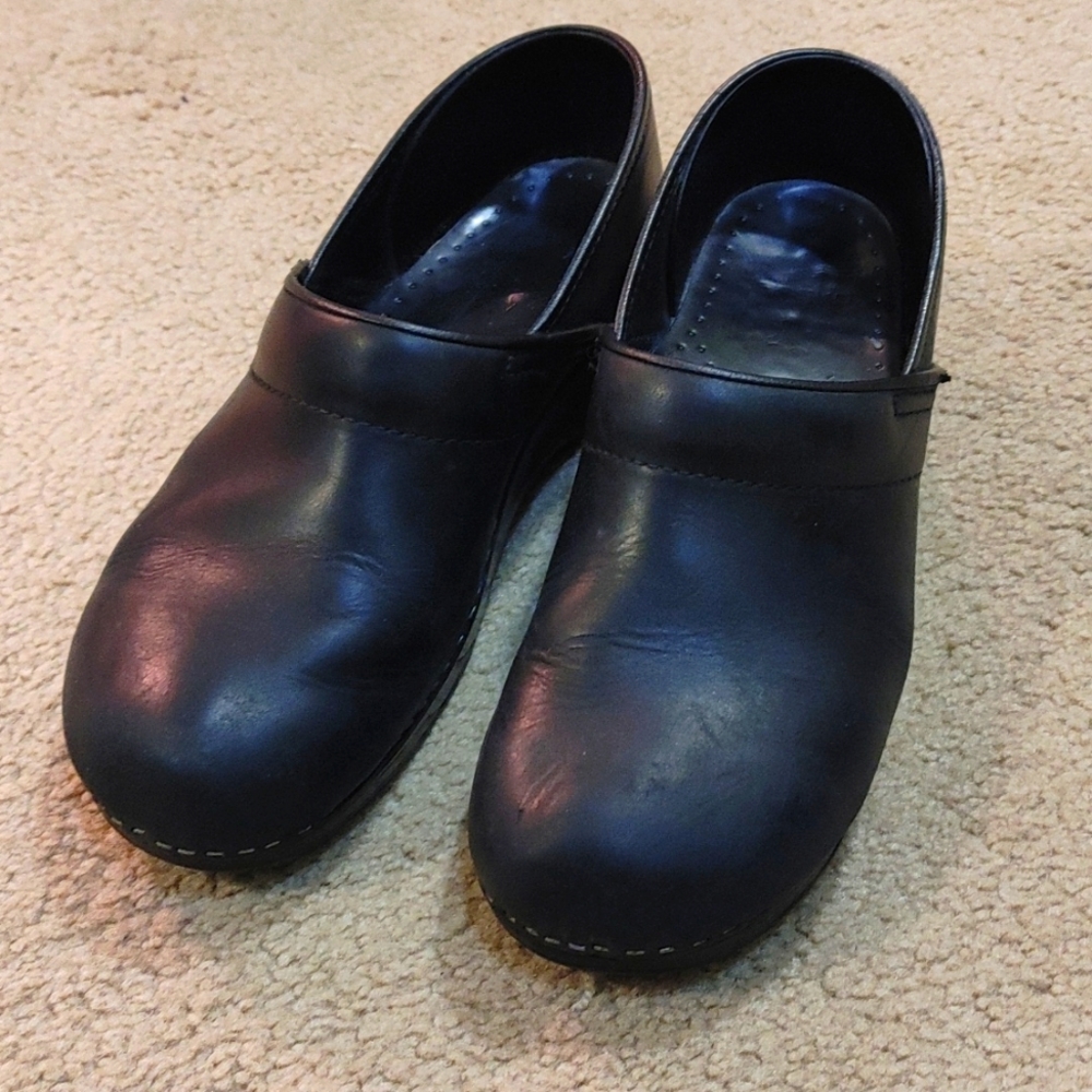 Dansko Black EU 41 professional oiled leather clogs Womens